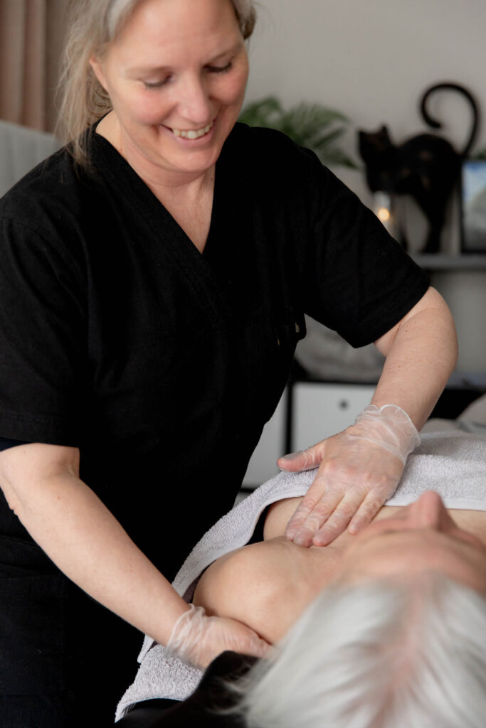 Birgitta ger lymfbehandling med Deep Oscillation på at EASE i Härnösand